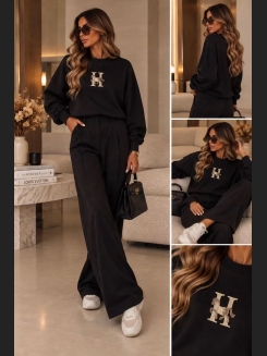 Czarna bluza oversize z delikatną haftowaną aplikacją z koniem